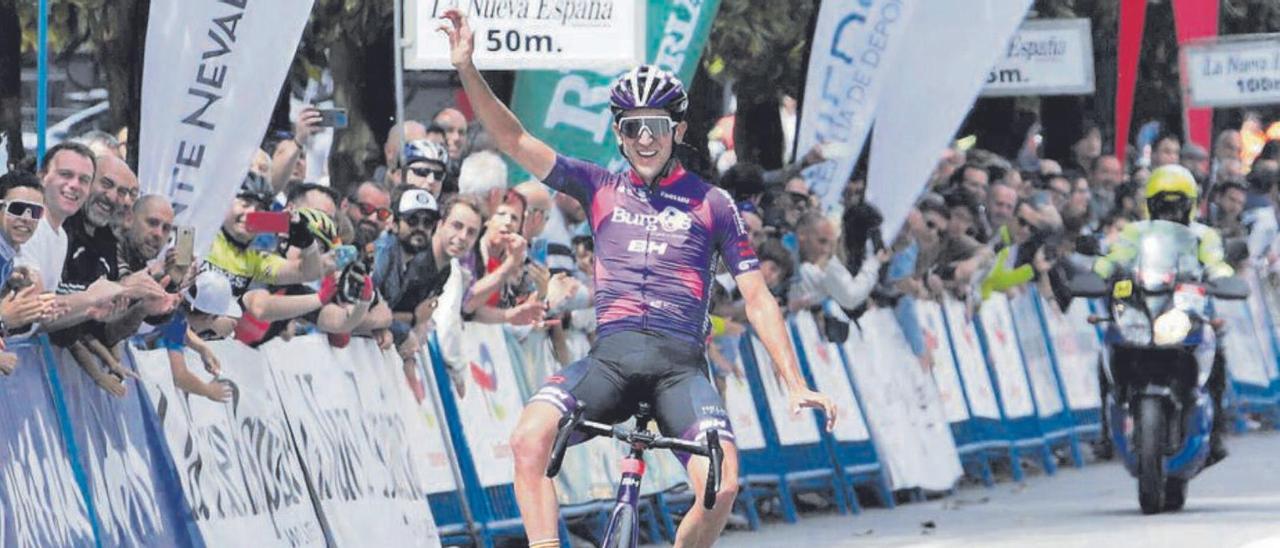 elayo Sánchez celebra su victoria en la última etapa de la Vuelta a Asturias del año pasado, en la calle Uría de Oviedo.