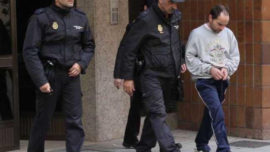 El detenido abandona el piso de la calle Fondo do Saco donde residía, custodiado por la Policía.  // S.A.