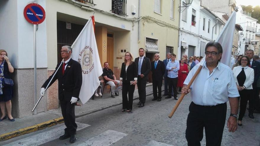 El PP de Oliva protesta en la procesión del Corpus por una moción contra Cañizares