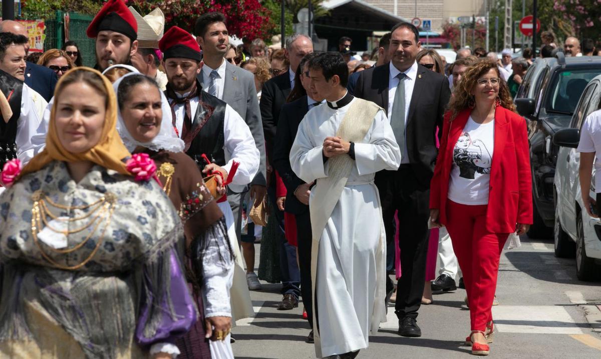 Rosie la remachadora, de procesión en Puig d’en Valls | FOTOS DE VICENT MARÍ