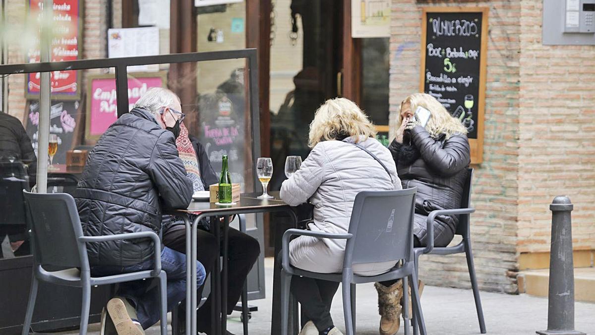 La combinación de comprar y consumir sólo pudo hacerse hasta las 17 horas.  | LEVANTE-EMV