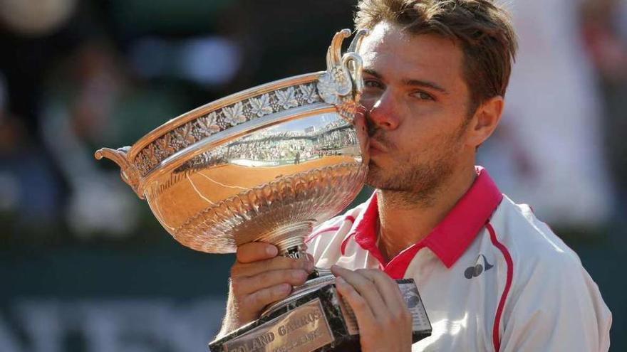 Wawrinka besa el trofeo que le acredita como ganador de Roland Garros.