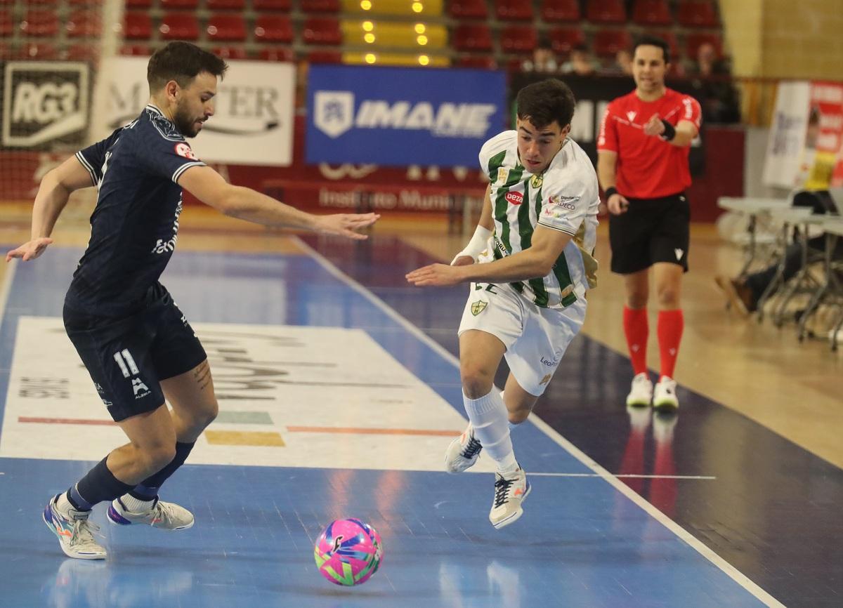 Ivi disputa un balón en la banda.