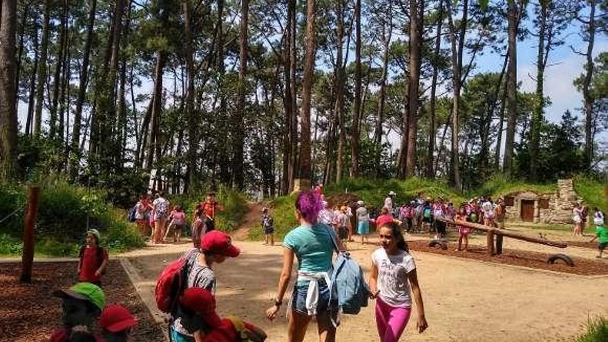 Un grupo de escolares vigueses en la Aldea Grobit. // Muñiz