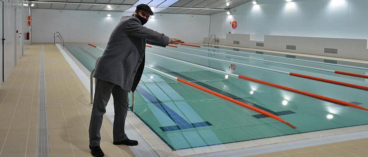 Félix Juncal en una reciente visita a la piscina municipal de Bueu. |   // GONZALO NÚÑEZ