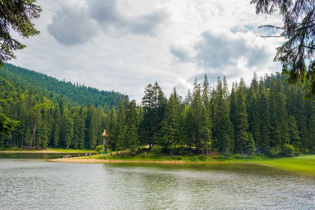 Lago Synevyr en los Cárpatos