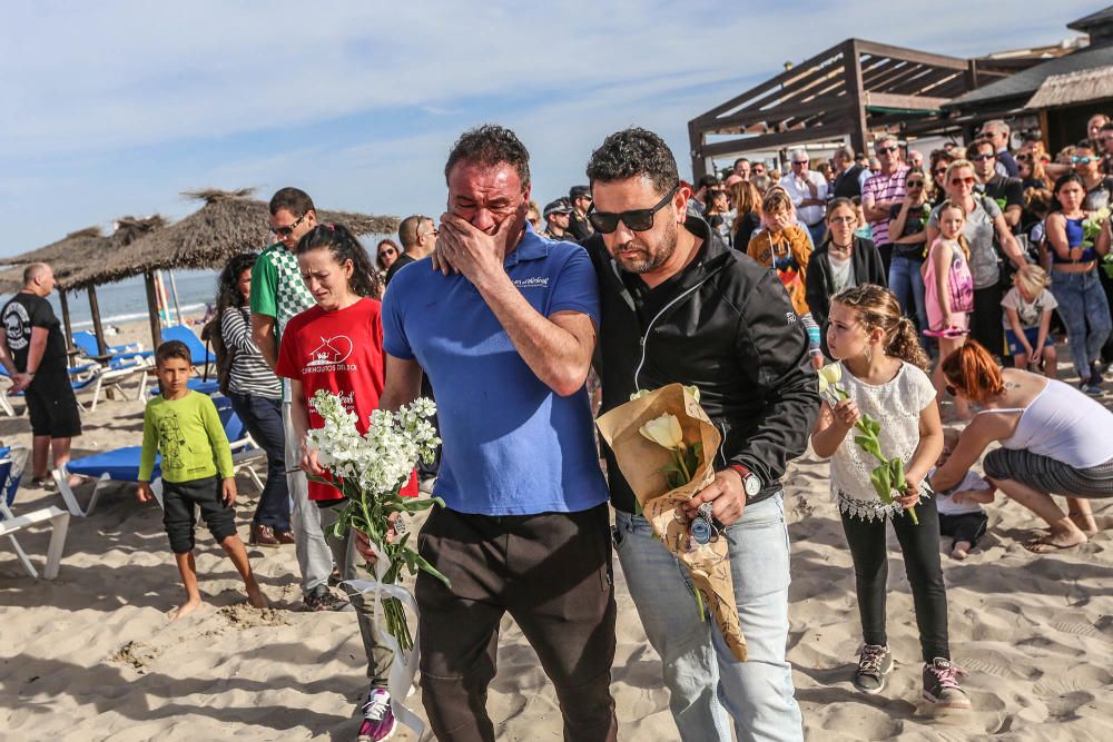 Vecinos de Orihuela Costa rinden homenaje al niño fallecido tras chocar con otro mientras jugaba