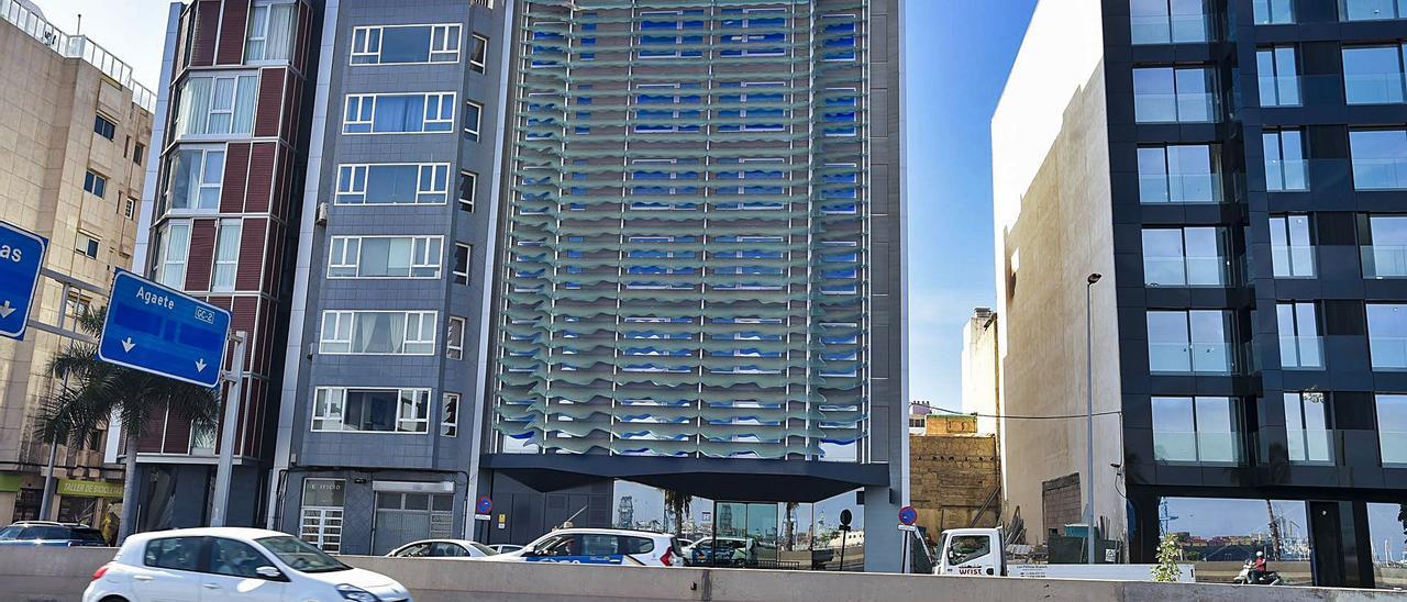 El hotel Silken Saaj, frente a la playa de Las Alcaravaneras, es uno de los que se encuentra abierto en la actualidad en la capital grancanaria. | | ANDRÉS CRUZ