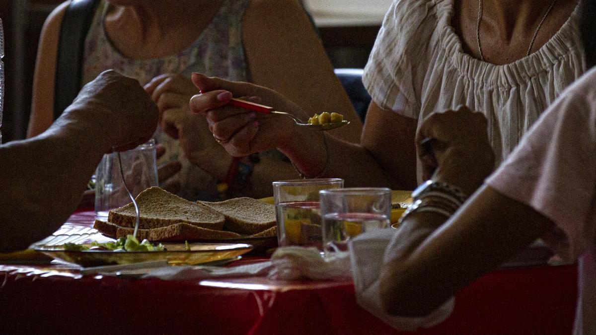 Dos mujeres comen este jueves en el comedor social de San Gabriel