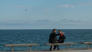 Un hombre y su hija se sacan un selfi cerca de la playa de la Mar Bella, el domingo 26 de abril.