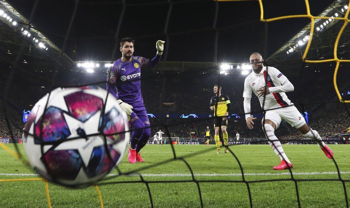 Dortmund (Germany), 18/02/2020.- PSG’s Neymar (R) reacts after scoring a goal against Dortmund’s goalkeeper Roman Burki (L) during the UEFA Champions League round of 16 first leg soccer match between Borussia Dortmund and Paris Saint-Germain in Dortmund, Germany, 18 February 2020. (Liga de Campeones, Alemania, Rusia) EFE/EPA/FRIEDEMANN VOGEL