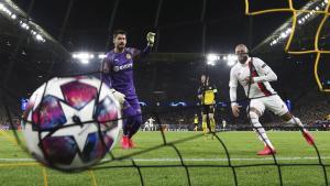 Dortmund (Germany), 18/02/2020.- PSG’s Neymar (R) reacts after scoring a goal against Dortmund’s goalkeeper Roman Burki (L) during the UEFA Champions League round of 16 first leg soccer match between Borussia Dortmund and Paris Saint-Germain in Dortmund, Germany, 18 February 2020. (Liga de Campeones, Alemania, Rusia) EFE/EPA/FRIEDEMANN VOGEL
