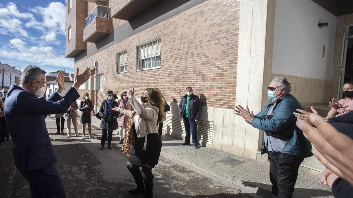 Reunión con los vecinos de la calle Argila en La Pobla de Vallbona.