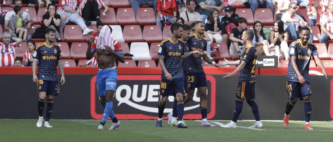 Juan Otero se tapa la cara con la camiseta después de que la Ponferradina lograra uno de sus goles.