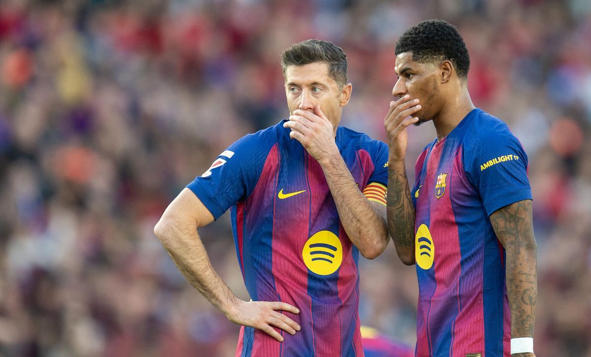 Lewandowski y Rashford analizando las posibilidades de una falta durante el partido de liga entre el FC Barcelona y el Mallorca en el Camp Nou