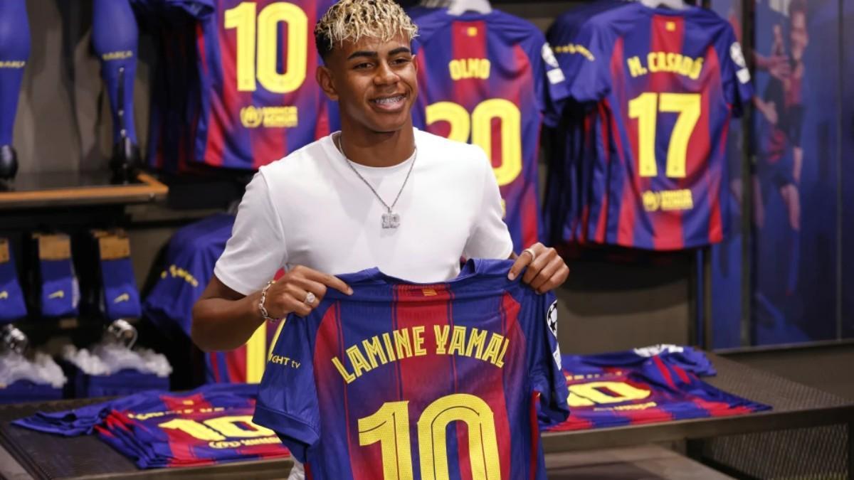 Lamine posa con su camiseta en la tienda del Barça
