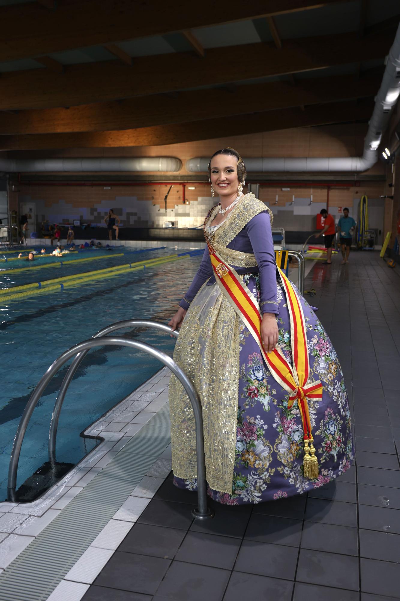 La Fallera Mayor de València, en su piscina