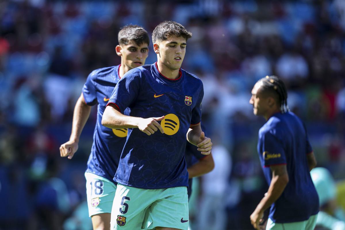 Pau Cubarsi of FC Barcelona warms up during the Spanish league, LaLiga EA Sports, football match played between Levante UD and FC Barcelona at Ciutat de Valencia stadium on September 13, 2026, in Valencia, Spain. AFP7 13/09/2026 ONLY FOR USE IN SPAIN