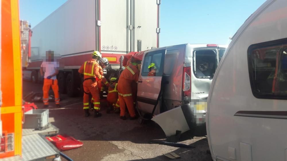 Instante del rescate de los dos heridos por parte de los bomberos.