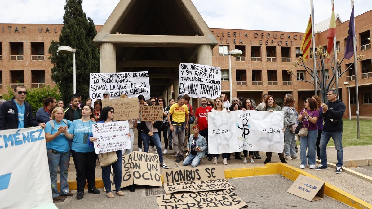 Familias de menores que estudian en centros de educación especial denuncian "graves deficiencias" en el transporte escolar