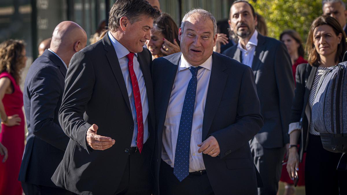 El presidente de Pimec, Antoni Cañete  (izquierda), junto al ministro de Industria, Jordi Hereu (derecha), en la gala anual de Pimec.