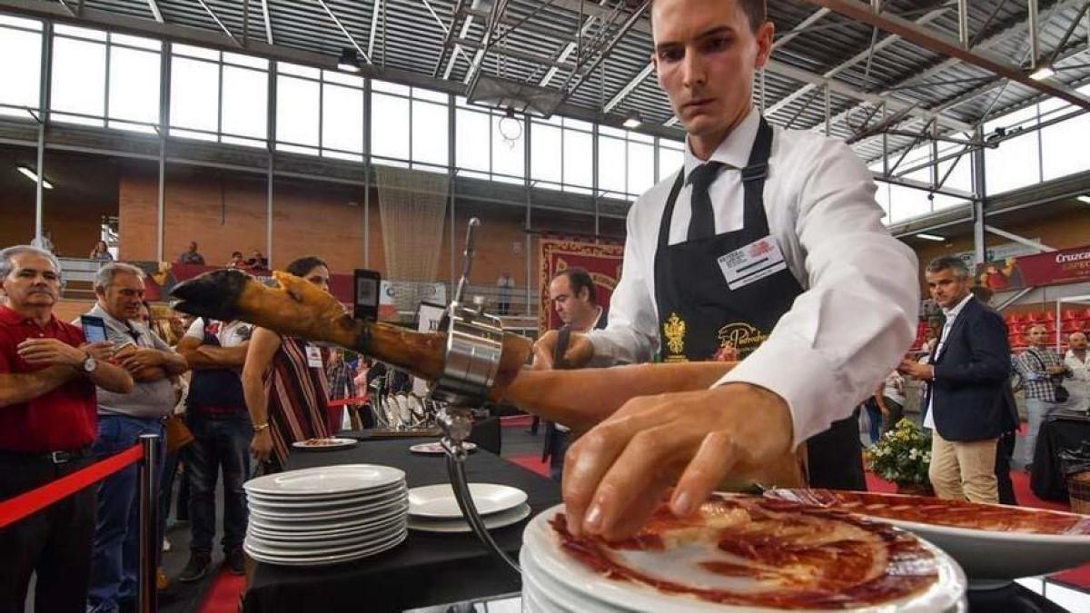 Un cortador durante la Feria del Jamón de Villanueva.