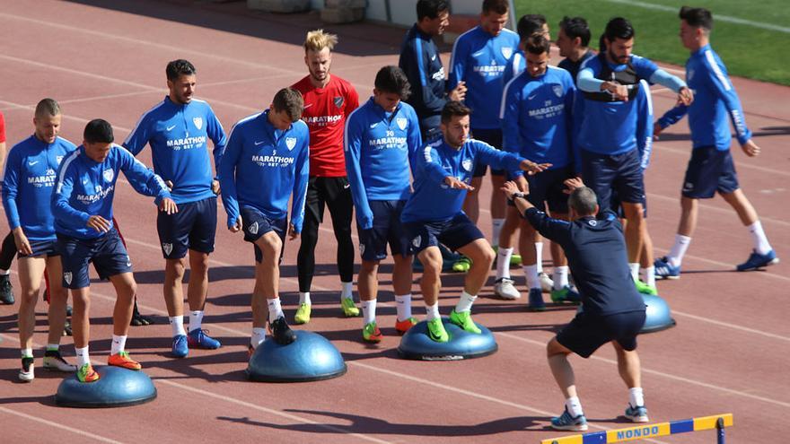 Los jugadores trabajan sobre el tartán haciendo ejercicios específicos en un circuito preparado por los preparadores físicos del equipo.