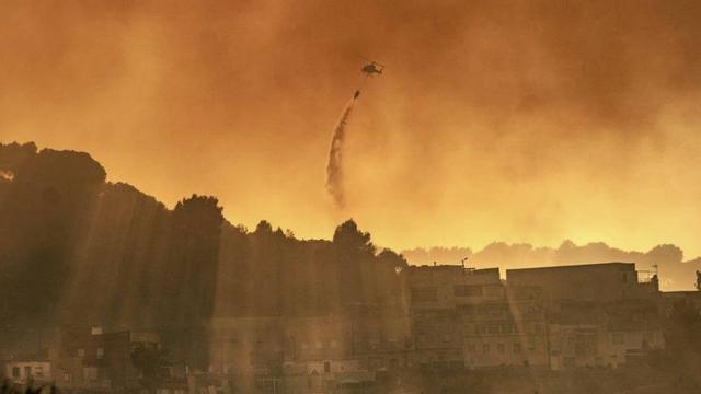 L’incendi de Collserola des del mirador de Torre Baró, dimarts. | JORDI OTIX