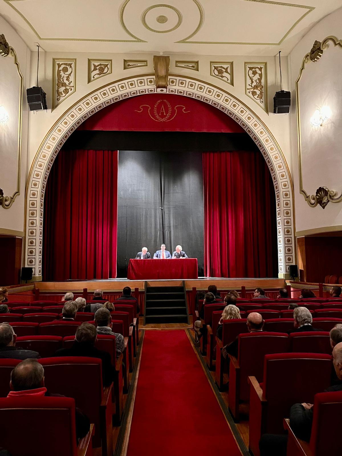 La charla ha vuelto a tener lugar en el Teatro Alcázar.