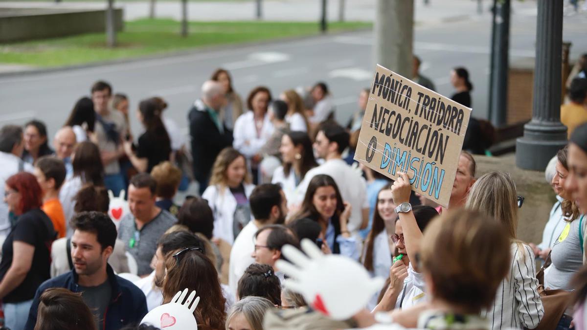 Los médicos recorren las calles de Zaragoza para exigir mejores condiciones laborales.
