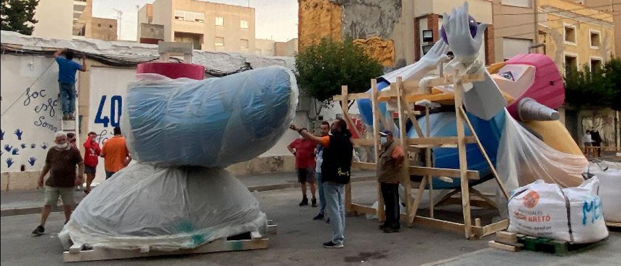 Los &#039;ninots&#039; ya están en las calles de Benicarló para completar la &#039;plantà&#039; de los monumentos falleros.