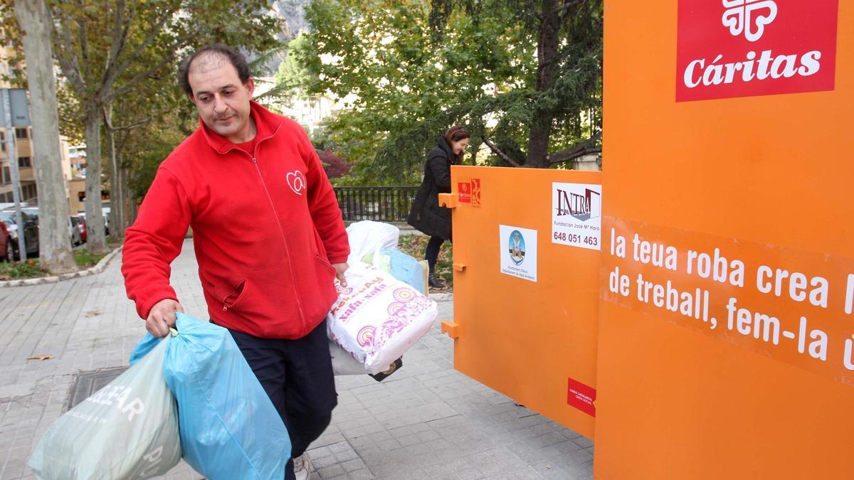 Recogida de la ropa depositada en los contenedores.