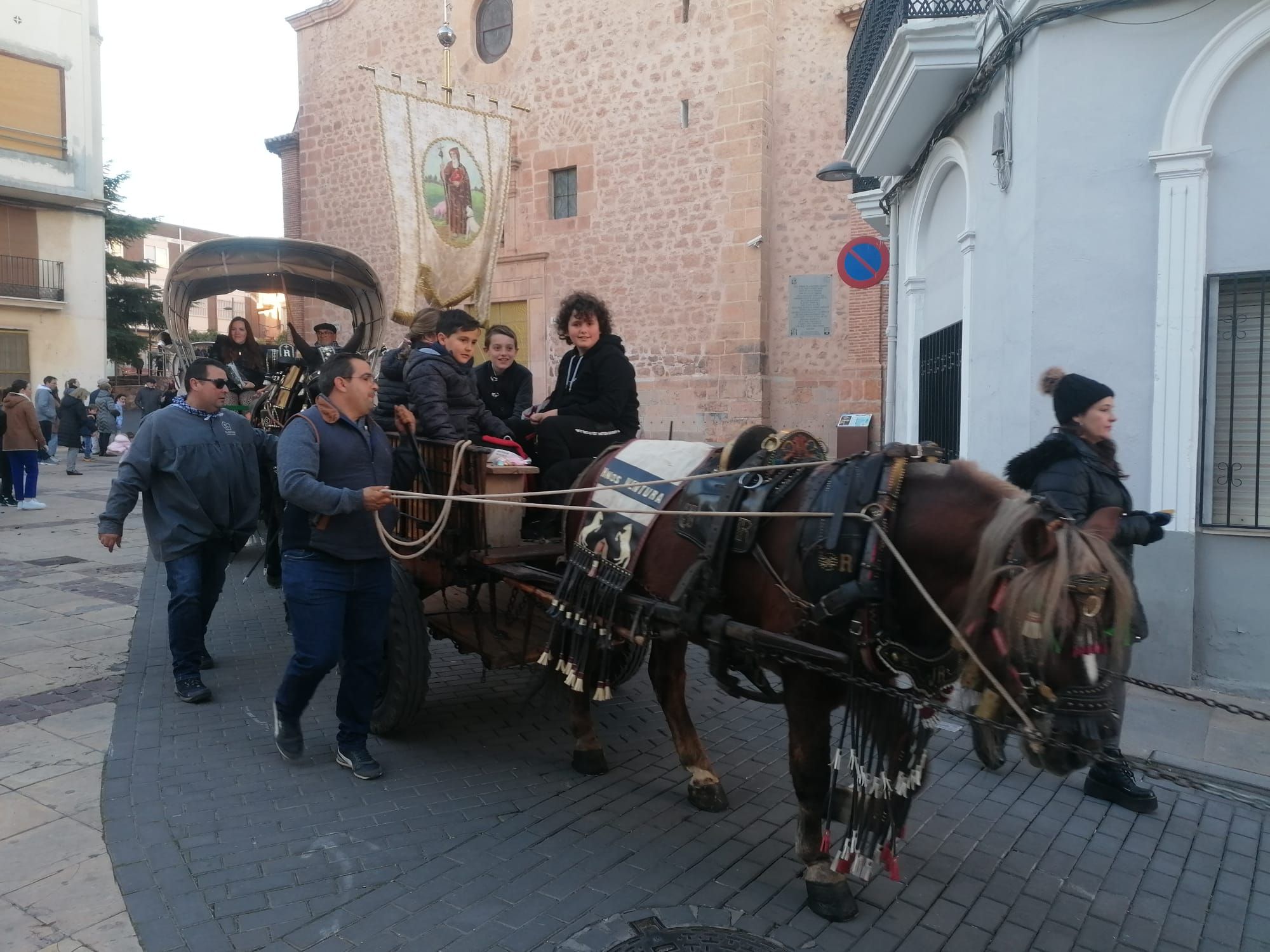 La Vall recupera su multitudinario pasacalle de Sant Antoni