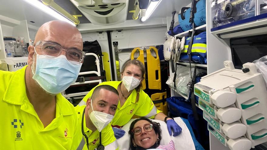 Una mujer da a luz en una ambulancia camino del hospital en Canarias
