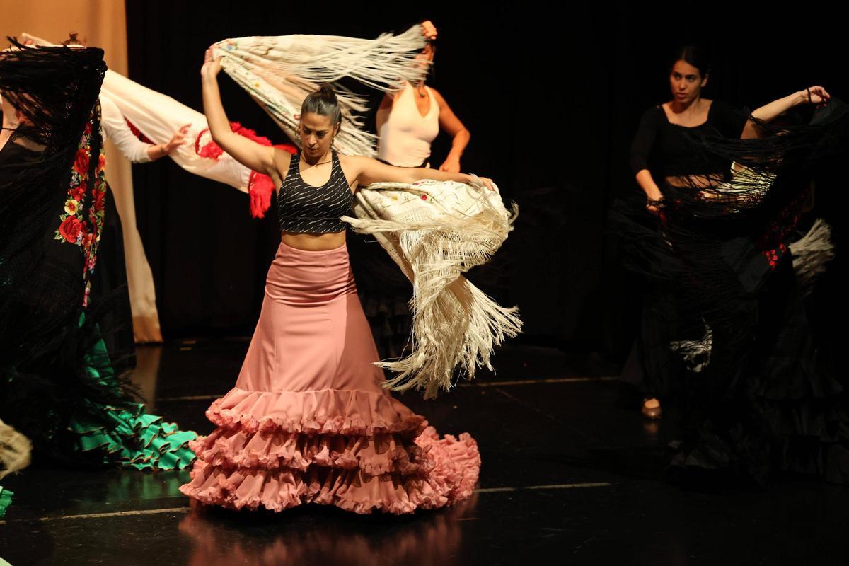 Todas las imágenes de la Masterclass de Manuela Barrios con bata de cola y mantón en Ibiza.