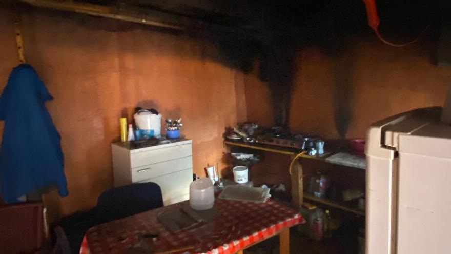 Rescatada una mujer que estaba atrapada en un incendio en su vivienda en Gran Canaria