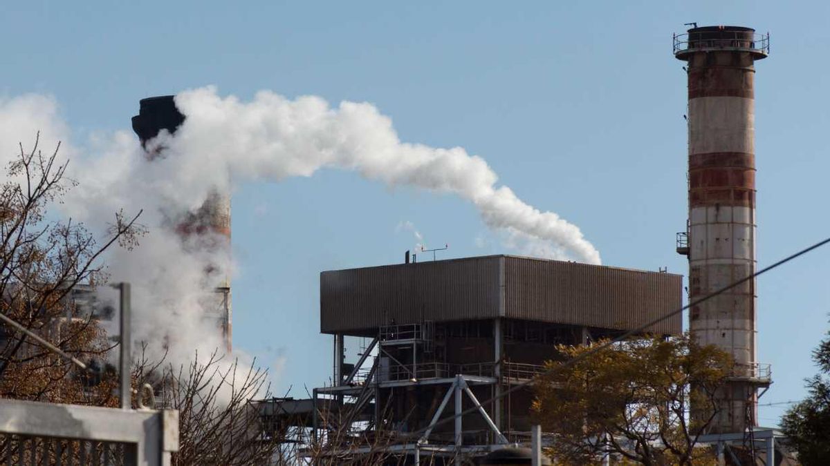 Gasos contaminants d'una fàbrica, en una imatge d'arxiu.