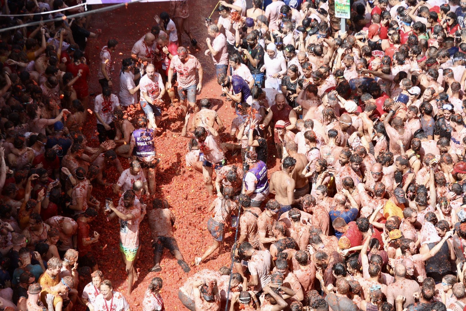 Fallas y Hogueras se empapan de Tomatina