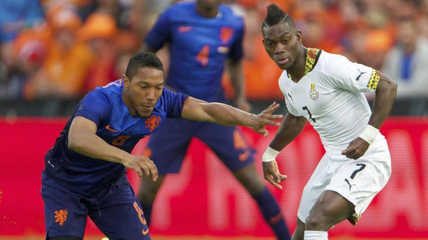 Atsu, con la selección de Ghana ante Holanda