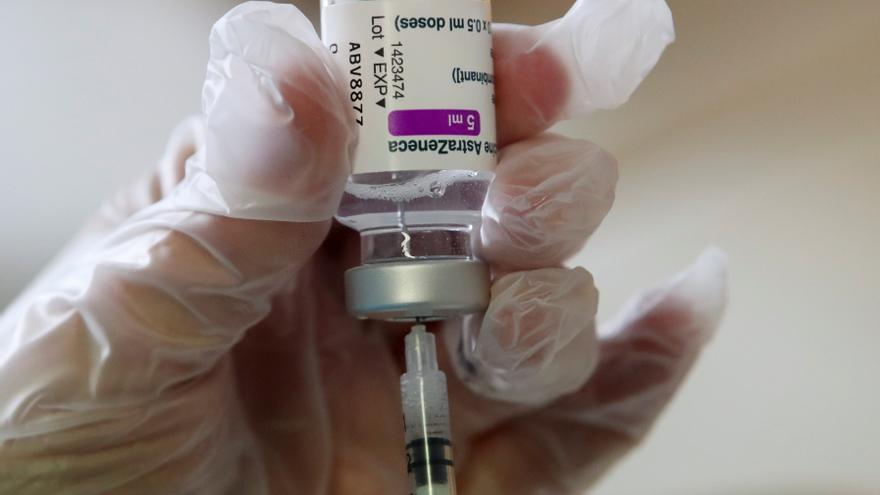 Oxford suspende las pruebas con la vacuna de Astrazeneca en menores