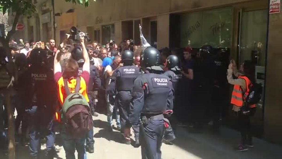 Tensió entre Mossos i manifestants del ’banc expropiat’ de Gràcia.