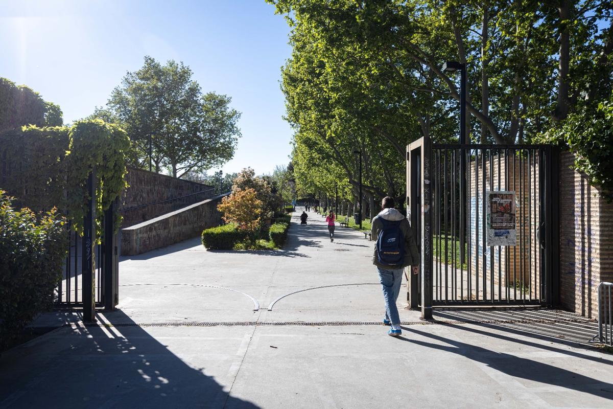 Uno de los acceso al parque de Delicias de Zaragoza en la actualidad.