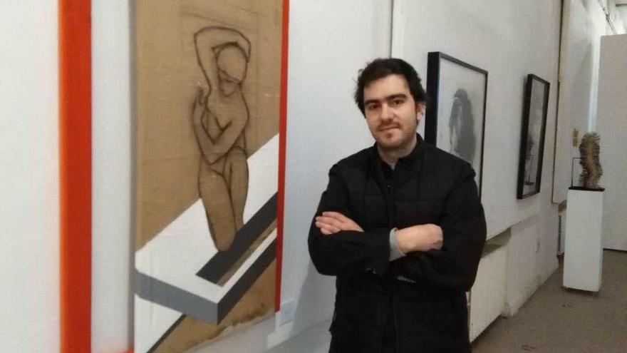 El artista Juan Gil Segovia con su obra.