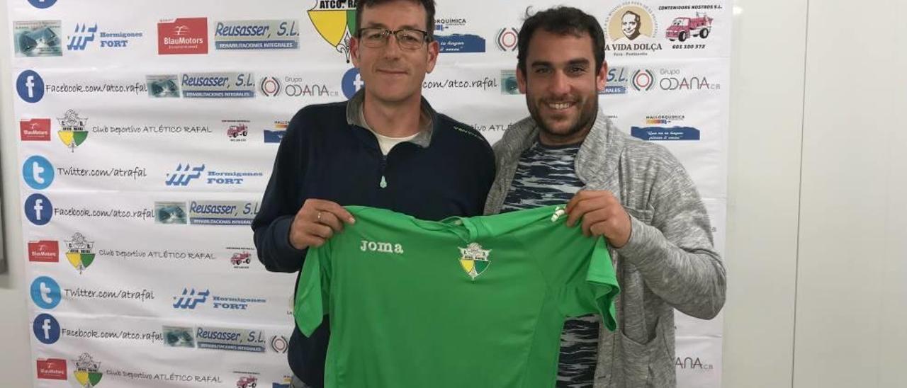 El entrenador Jesús Pascual posa con la camiseta del Atlético Rafal.