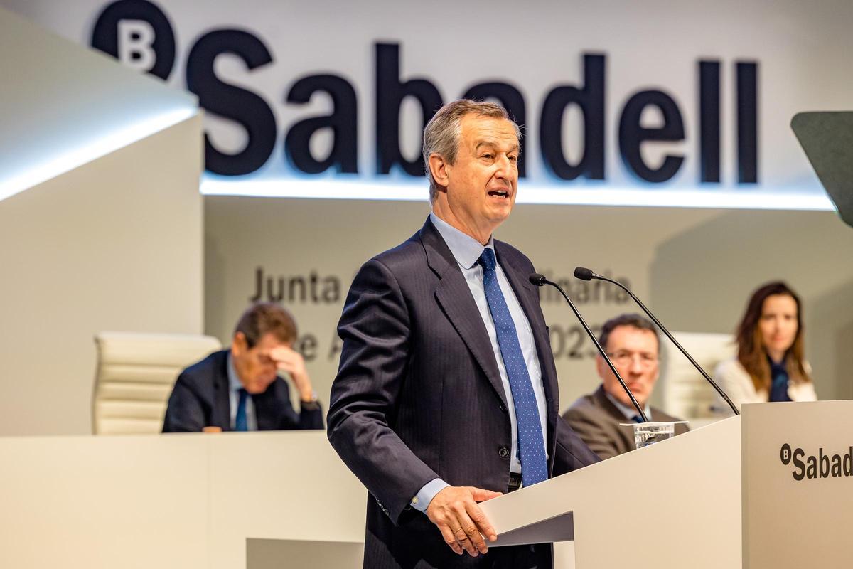 El CEO del Sabadell, César González-Bueno, durante la última junta general de accionistas de la entidad celebrada en el ADDA.