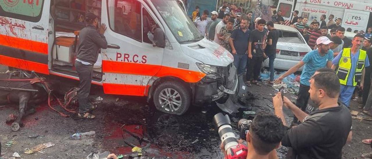 Ambulancias palestinas bombardeadas a las afueras del hospital Al-Shifa de Gaza.