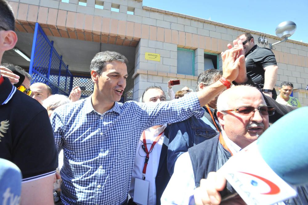 Pedro Sánchez abarrota el polideportivo de Carrús