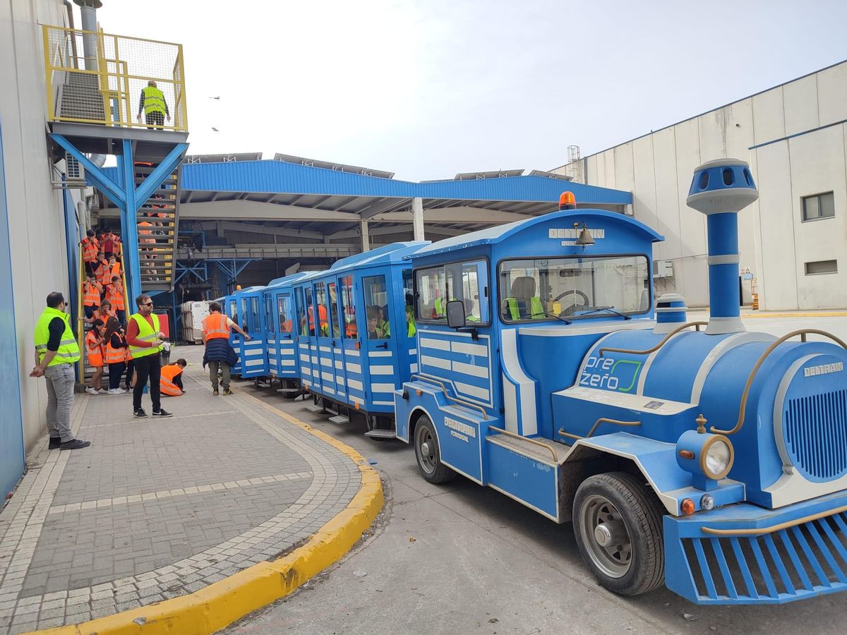 El tren de PreZero se dispone a recoger a un grupo de alumnos para recorrer las instalaciones.