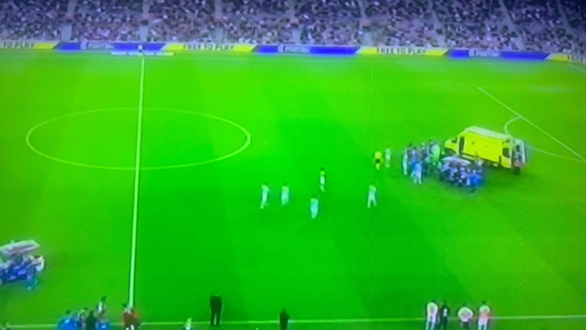 Una imagen de Araújo atendido sobre el verde del Camp Nou