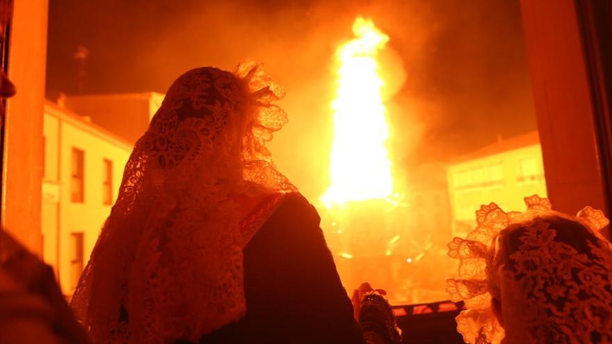 Las falleras mayores de Elda durante la cremá del monumento oficial en las fiestas de 2019